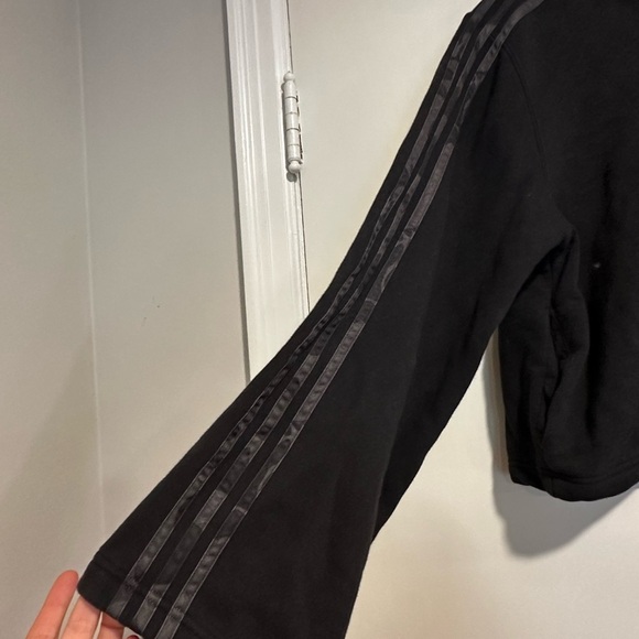 Women’s Medium Adidas Black Cropped extra Wide Sleeve Three Camo Stripe Hoodie. - Picture 9 of 16